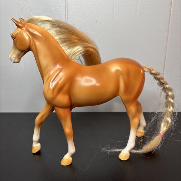 2017 Breyer Reeves Horse Palomino Blonde Hair with Brush Able Hair 7.5” Tall - Picture 2 of 8